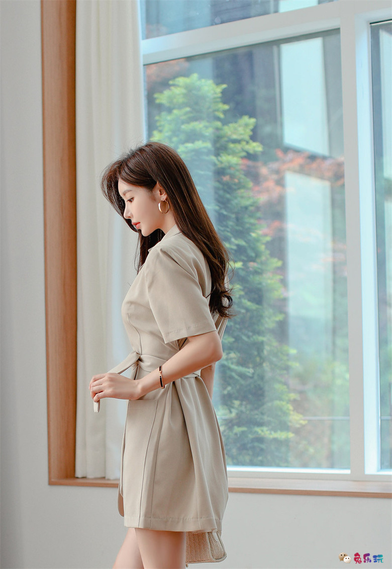 孙允珠丨爱尔兰橡木棕铜层叠绅士衣裙