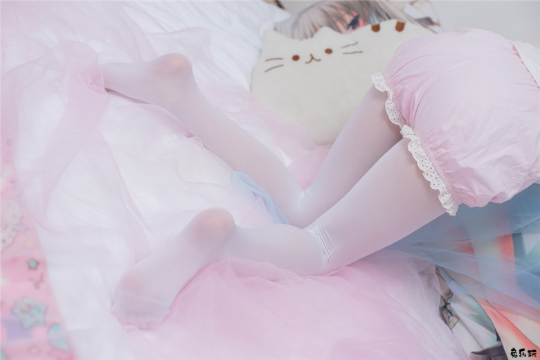 卧室里的白丝少女