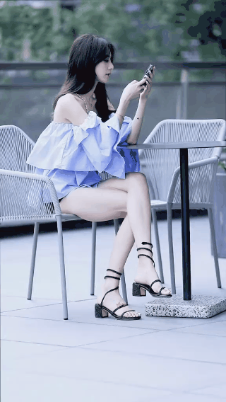 美女的邪恶动图：妹子，被什么吸引了呢？！