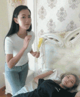 爆笑GIF动态图：好人太难了，让她男友追了整整三条街