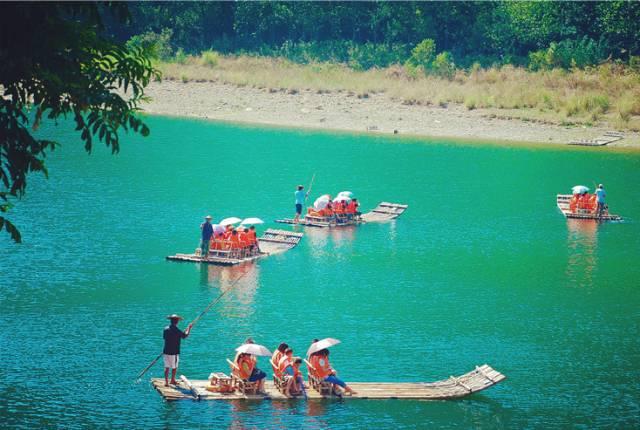 这几天,来天目溪漂流的游客还真不少呢!