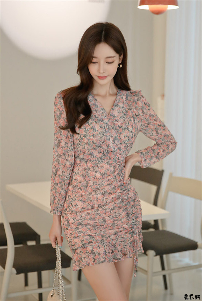 孙允珠：丹雪雅梦粉杏絮柳碎花丝纺裙