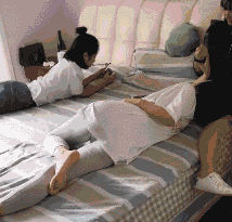 搞笑GIF图片:一张图告诉你!全班就我一个男生有多开心!