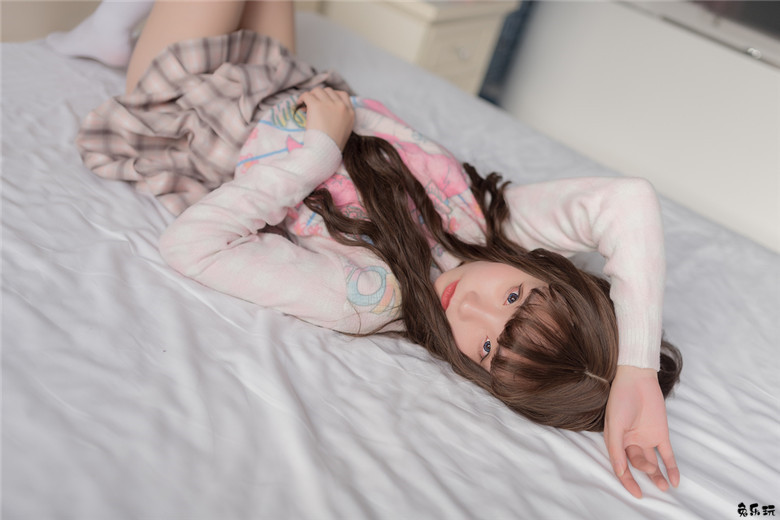 浴缸里的白丝格子裙