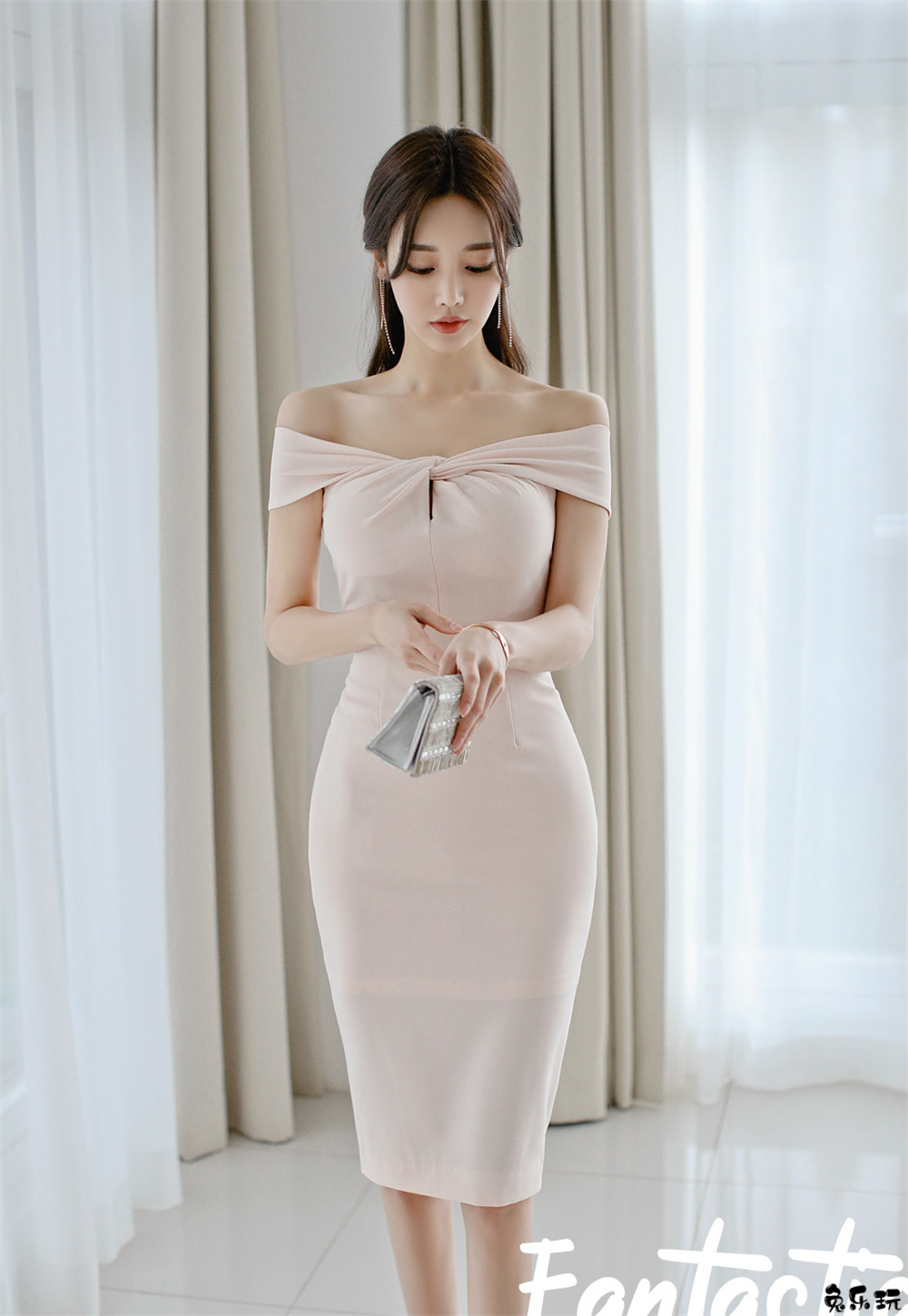 孙允珠：云漫香雾胭脂淡雅蝴蝶抹肩裙