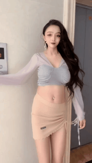 美女图片内涵动图：妹子这皮带是几个意思啊！