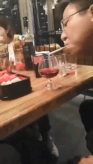 搞笑GIF动态图：如何引起酒桌上的女神注意？