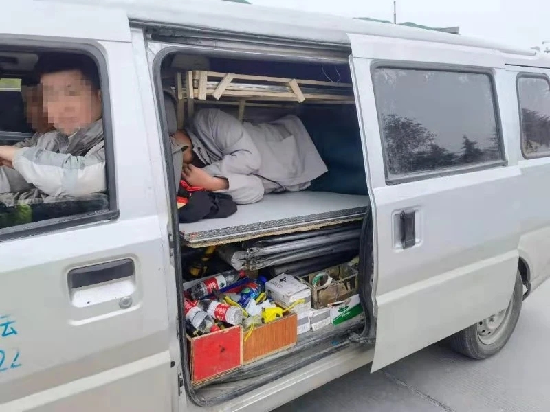 安康一面包车非法改装拉货 有人还躺在货中间睡觉 罚 西西新闻 国家一类新闻网站