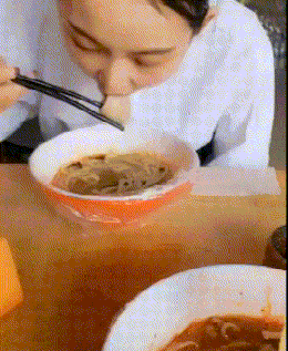 搞笑动图GIF：力太大，妹子这样做肯定是有效果的吧！