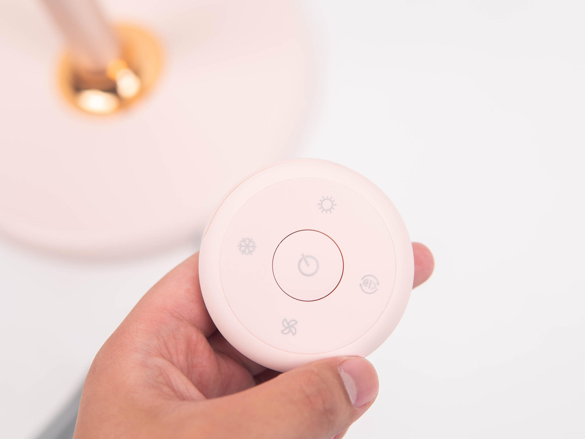 颠覆传统吹发方式，品仕乐立式吹风机解放双手吹发更舒适