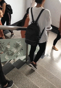 爆笑动图GIF：有时候，男人的快乐就是这么简单