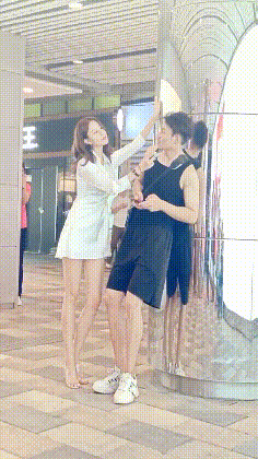 直播美女动态图片：这是直播什么啊！舔？