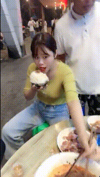 姑娘，你未来的婆婆公公正在远处看着呢 干饭人  人上人