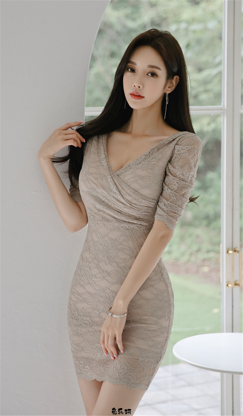 孙允珠：帕尔马麝香咖啡金粉斜衩礼裙