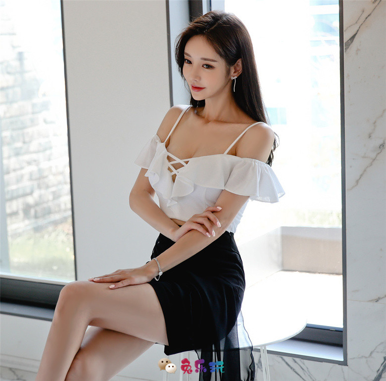 孙允珠：简约芦花白凌清雅深黑撞色裙