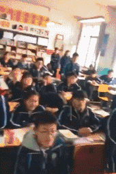 爆笑GIF动图：小伙子有前途啊，看到妹子立马选择放弃姐姐