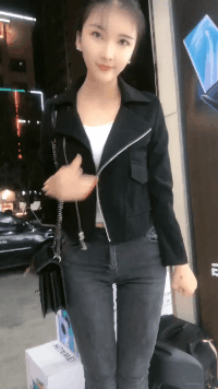 完美身材的美女GIF图片：这身材该凸的凸，该翘的翘！