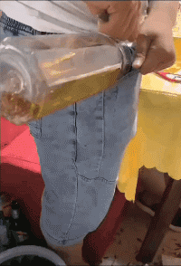 搞笑动图GIF：力太大，妹子这样做肯定是有效果的吧！