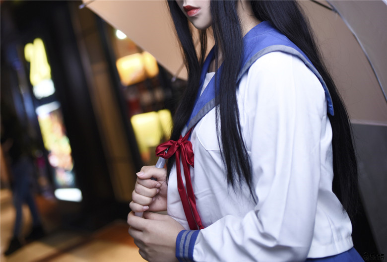 清新美少女打伞漫步夏日细雨中