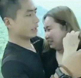 搞笑GIF图:新娘给自己脚上带上脚铐,是说婚姻是牢笼吗?