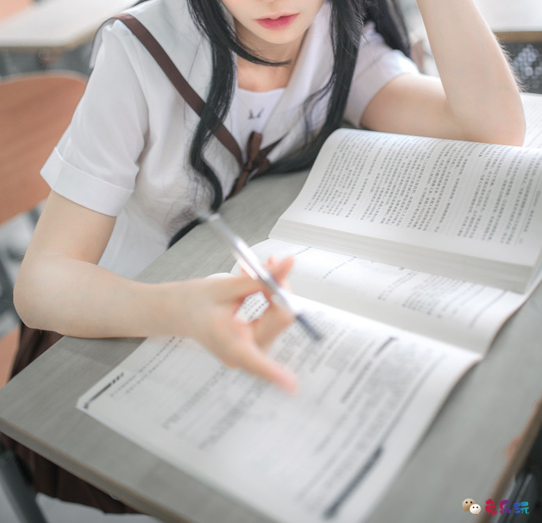 放开那课桌，冲我来！教室里的水手服学妹