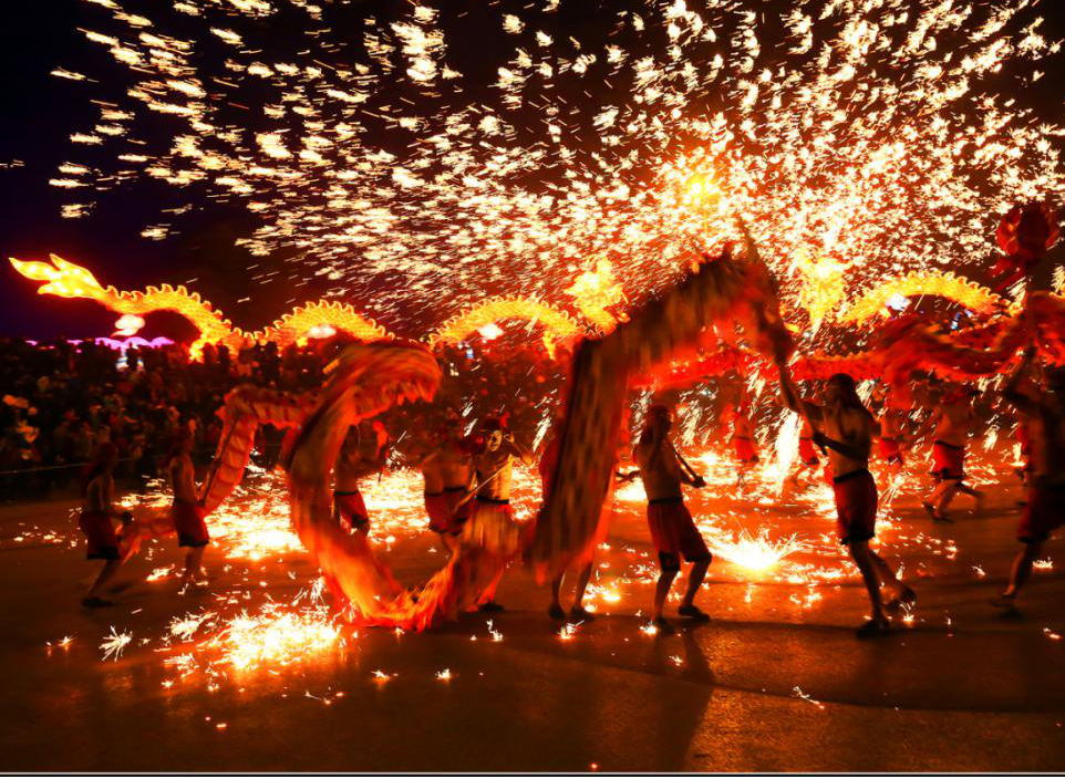 铁水流星点亮璀璨星空铜梁火龙舞五一闪亮登场铜梁奇彩梦园