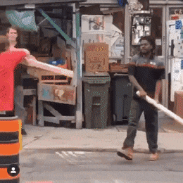 爆笑GIF图片：小伙子，你这是要羡慕死你的一帮兄弟啊！