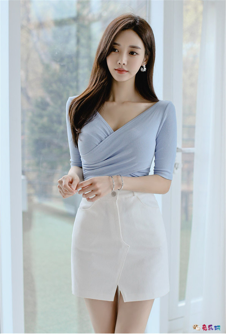 孙允珠：布莱顿浅滩夏日蕴蓝斜衩衣裙