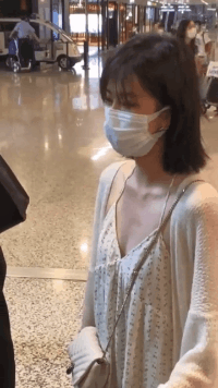 美女图片邪恶动态图：都湿了，快上来换衣服！