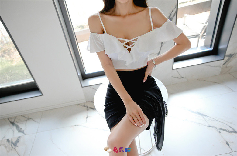 孙允珠：简约芦花白凌清雅深黑撞色裙