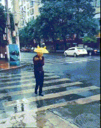 爆笑GIF：没错，这傻子是我爸爸！亲的！