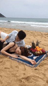 邪恶gif组图：妹子会的姿势有点多哦！