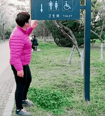搞笑动图图片：太TM的尴尬了，突然忘记怎么哭了！
