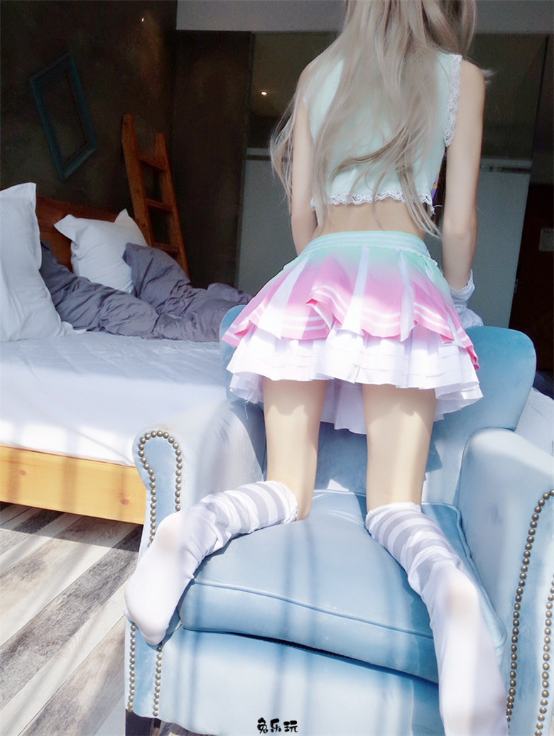 粉红短裙条纹袜，忍不住想咬一口