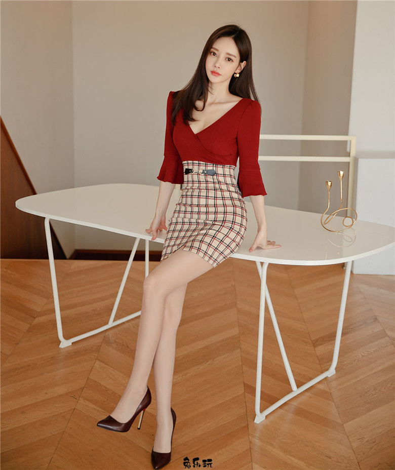 孙允珠:赤霞珠红酒愠色扇叶蝶形衣裙