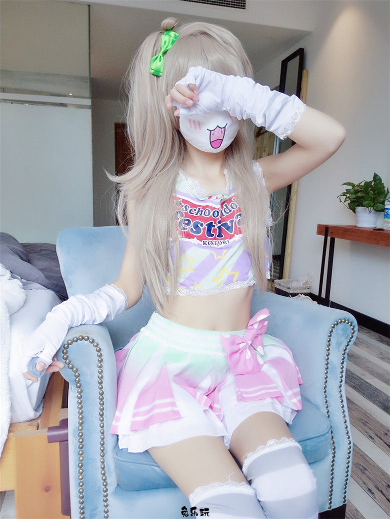 粉红短裙条纹袜，忍不住想咬一口