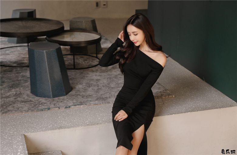 孙允珠：布拉格舞会黑朗姆香肩晚礼裙