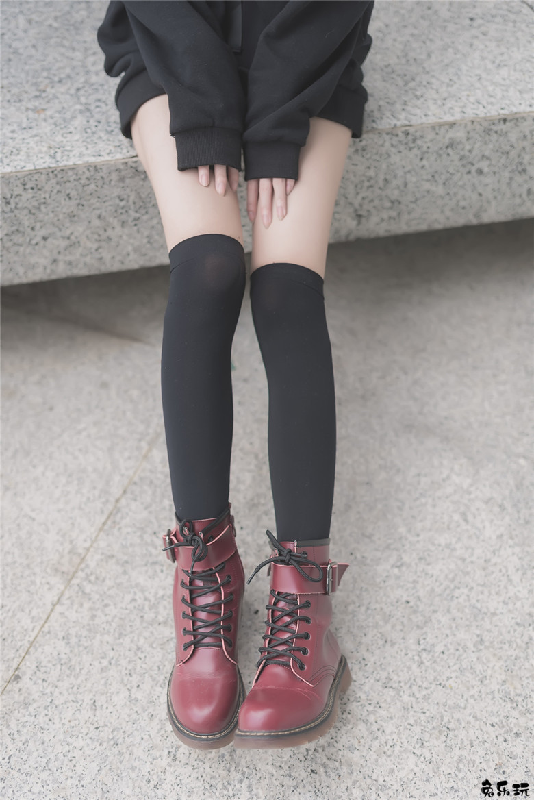 【福利姬】让人喜欢的黑丝及膝袜小细腿！太美了（48P）