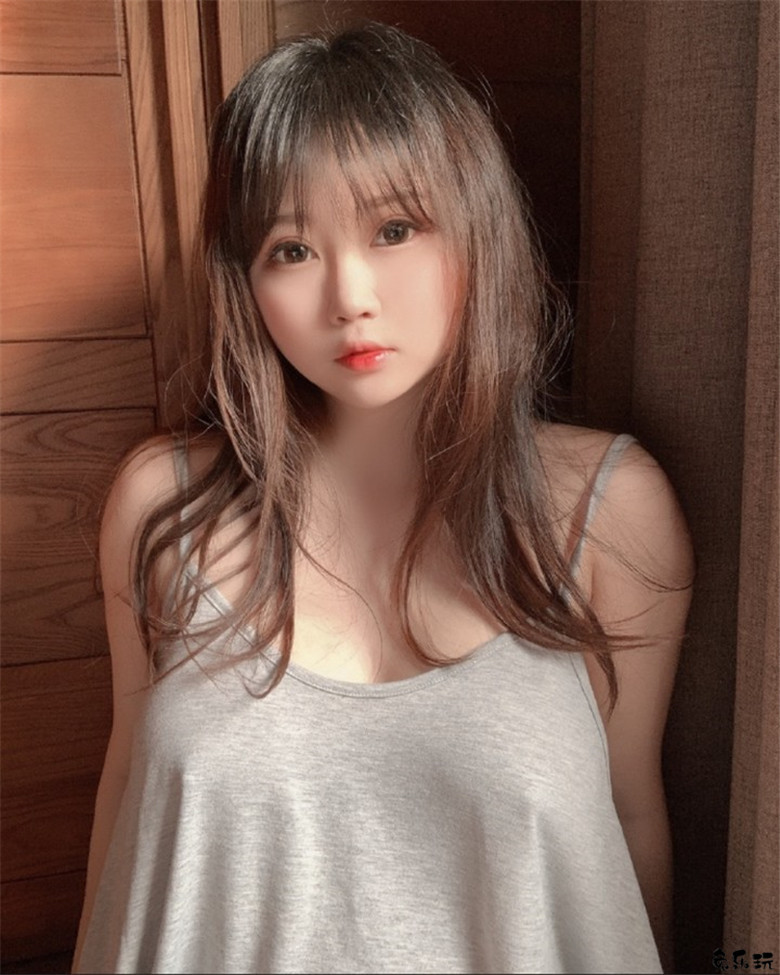 美乳系coser代表！大灯笼大长腿依酱惹火身材让你顶起来！