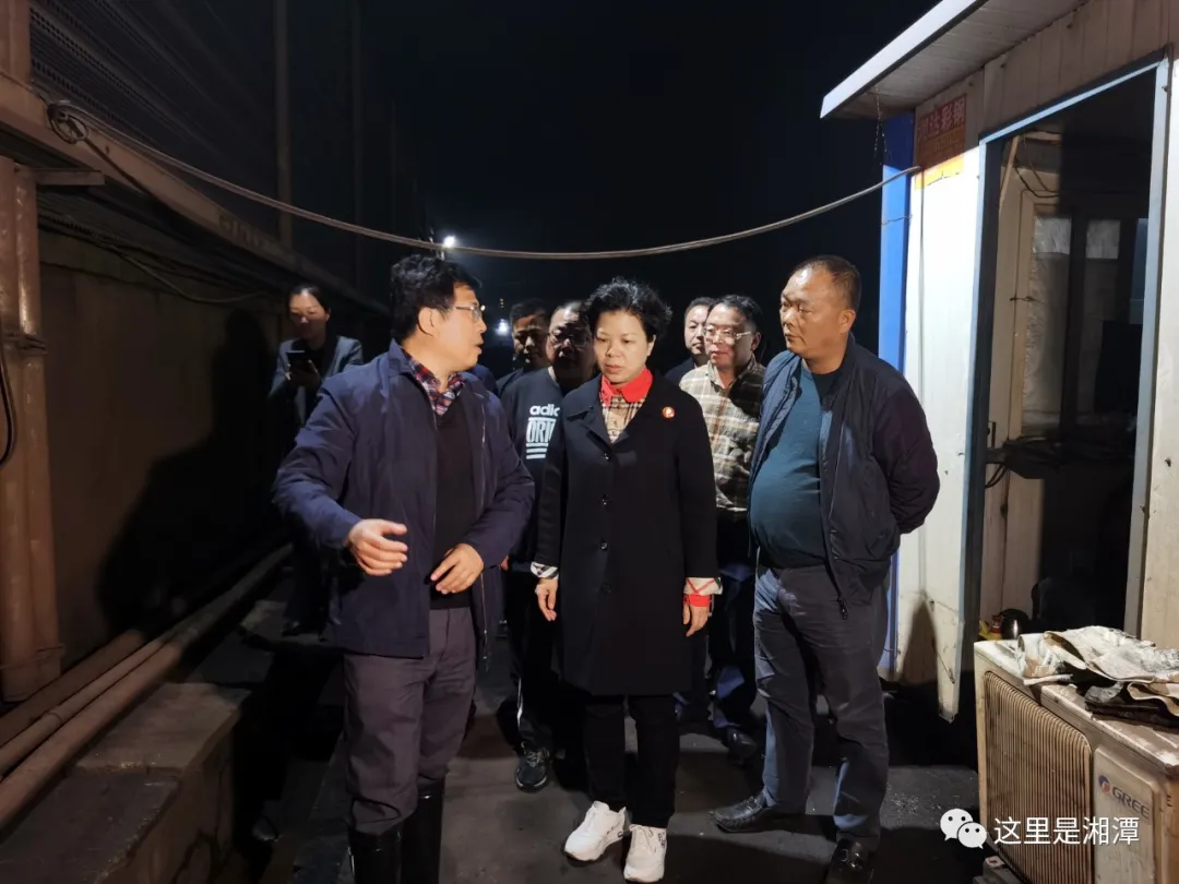 重视突出环境问题整改，湘潭市长张迎春夜访企业