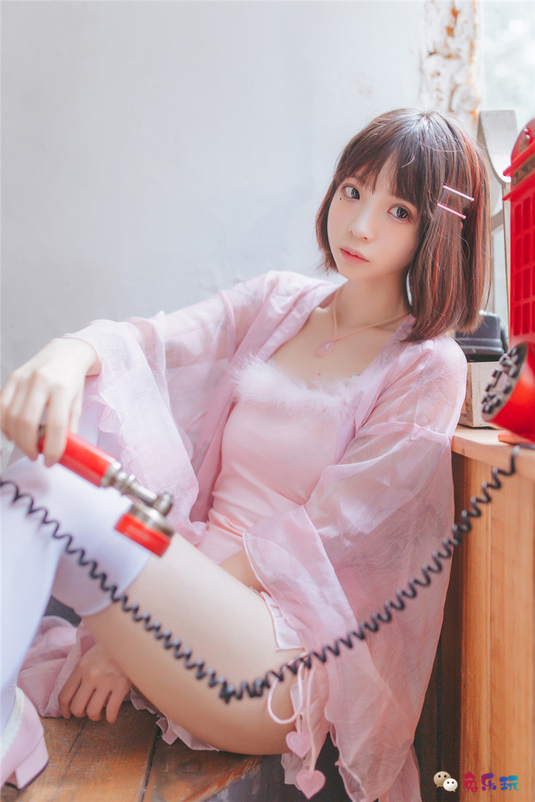 甜美少女的粉色睡衣