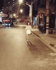 爆笑GIF动态图：好人太难了，让她男友追了整整三条街