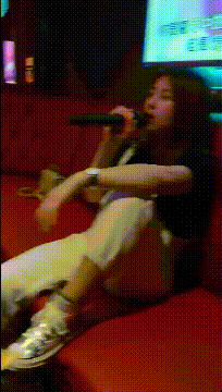 对于这种女汉子坐姿的妹子，真想给她来一个公主抱