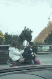 妹子和我摆手，  是在向我炫耀什么吗？