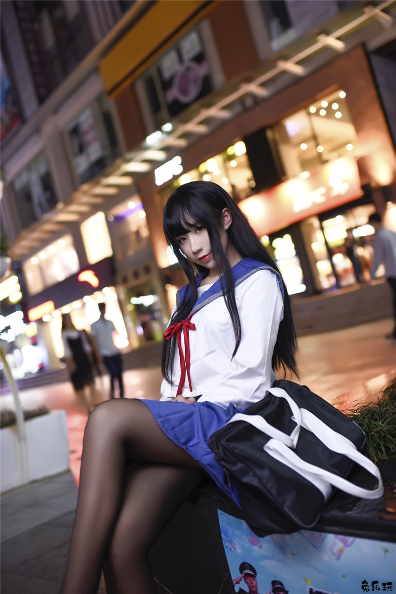 清新美少女打伞漫步夏日细雨中