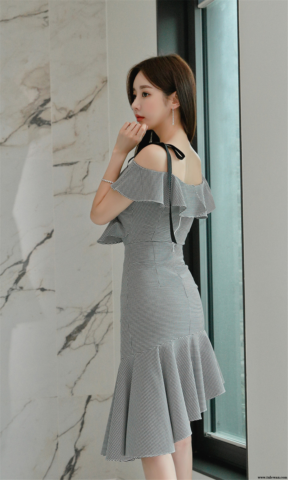 孙允珠丨黛灰曼妙束肩公主卷叶波纹裙