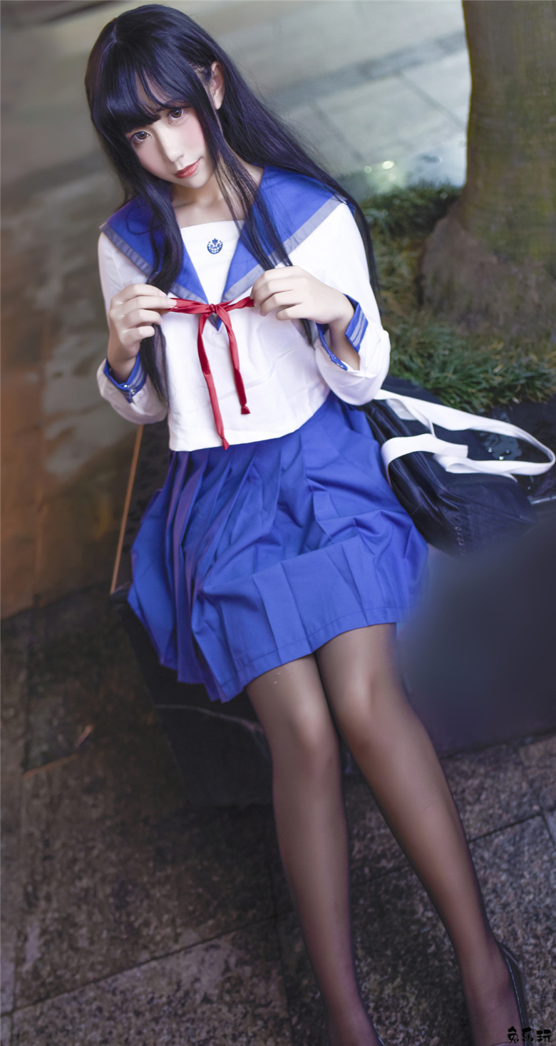 清新美少女打伞漫步夏日细雨中