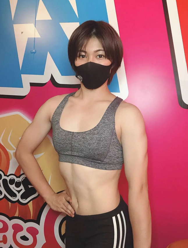 日本开了一家女子肌肉酒吧，里面的筋肉妹妹把我看呆了…