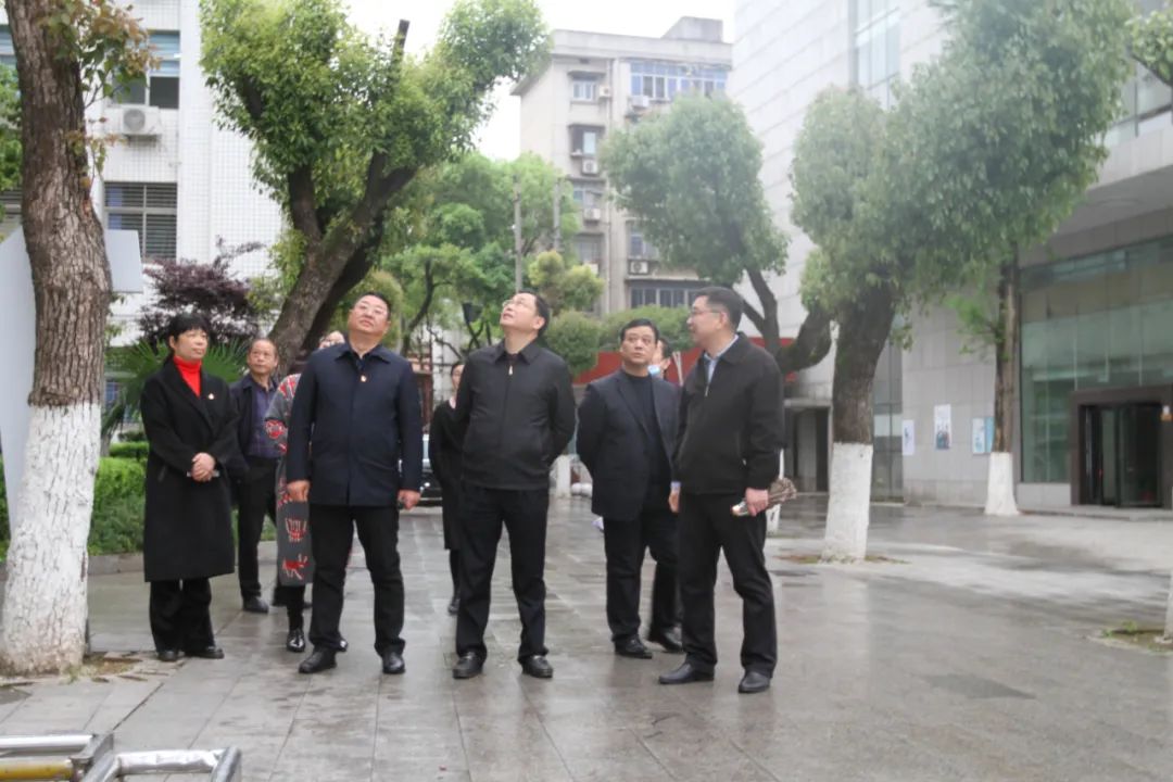 湘潭市教育局局长唐正武一行来市一中调研