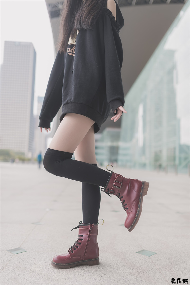 【福利姬】让人喜欢的黑丝及膝袜小细腿！太美了（48P）